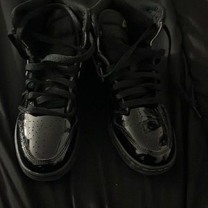 Jordan 1 Retro High
Black Metallic Gold (2020) (GS) 3 time used